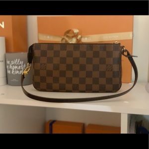 ❌ SOLD ❌ 💯% Aut Louis Vuitton Pochette Accessoire